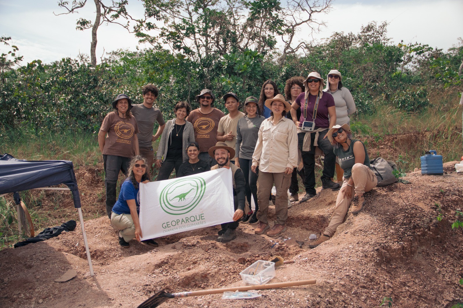Equipe da UFMT realiza escavações paleontológicas em Chapada dos Guimarães para estudar fósseis — Foto: Caiubi/Arquivo Pessoal