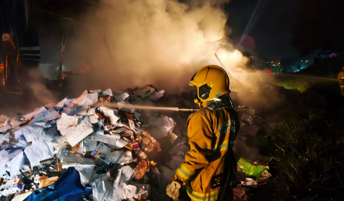 Carreta carregada de papel pega fogo e interdita rodovia em Mogi Guaçu