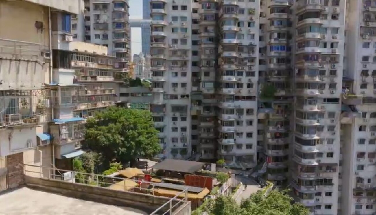 Como é viver na cidade chinesa onde ruas passam por cima de prédios