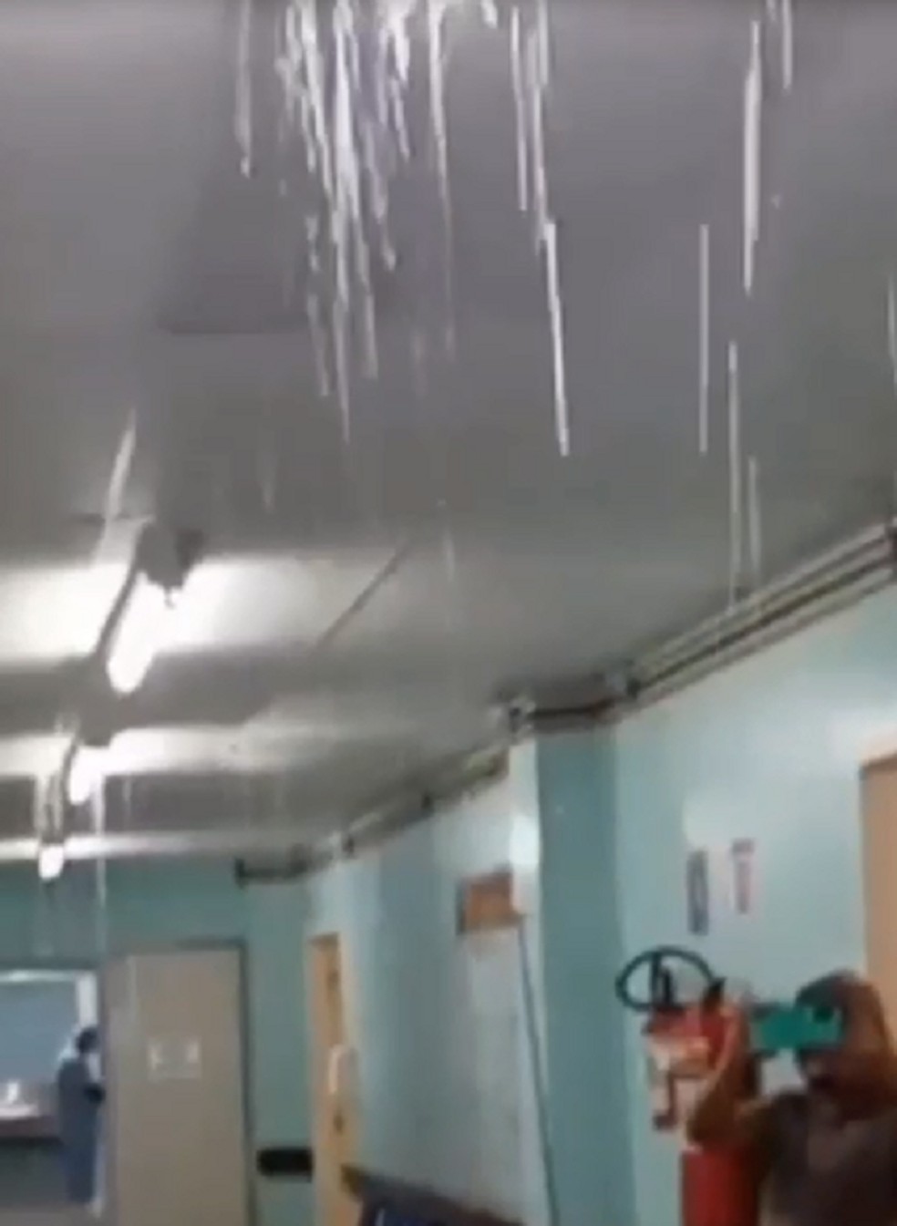 Vazamento de água no teto do hospital Walfredo Gurgel, em Natal — Foto: Reprodução