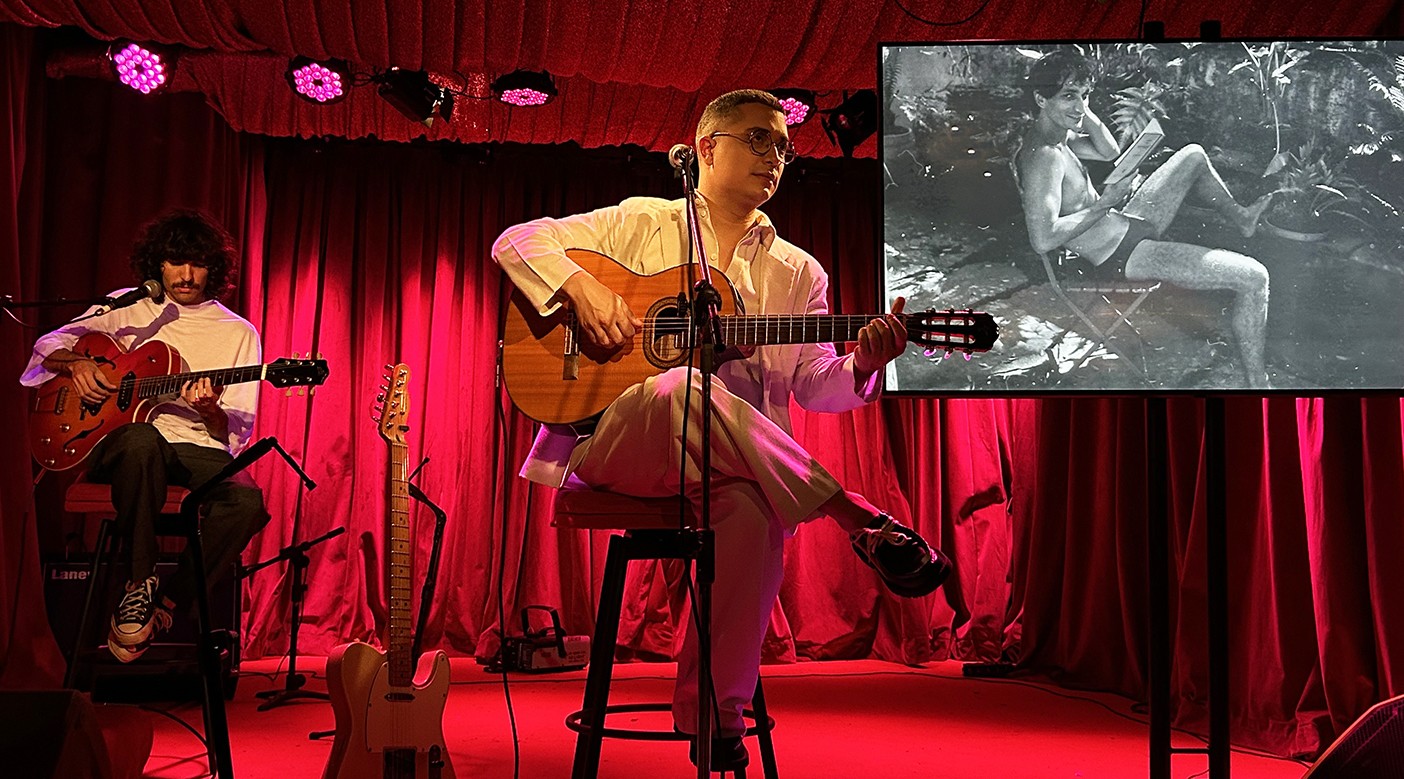 Arthur Nogueira mergulha na poesia moderna de Antonio Cicero em show de atmosfera gay e clima invernal