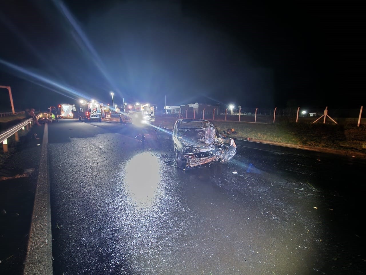 Após colisão, carro pega fogo e deixa cinco pessoas feridas na Rodovia Assis Chateaubriand em Martinópolis