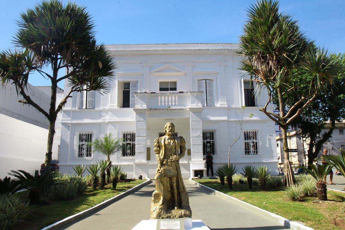 Com dívida bilionária, São Vicente publica decreto para corte de gastos e prevê ajuste fiscal no fim do ano