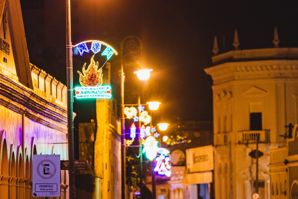 Iluminação de São João na Rua Sá e Albuquerque, no bairro do Jaraguá, em Maceió — Foto: Jonathan Lins/Secom Maceió