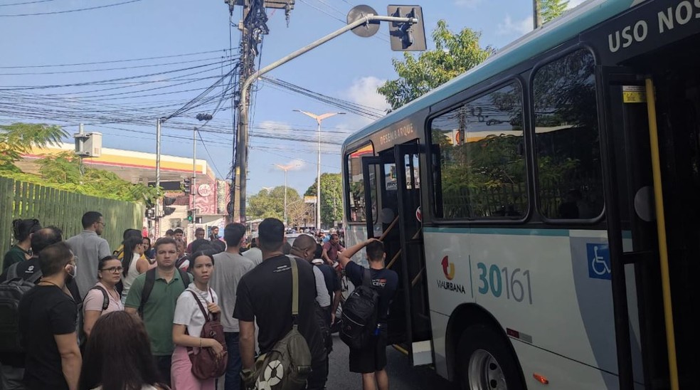 Acidente na Avenida 13 de Maio em Fortaleza. Garupeiro cai e é atingido por ônibus. — Foto: Thaís Brito/g1 CE