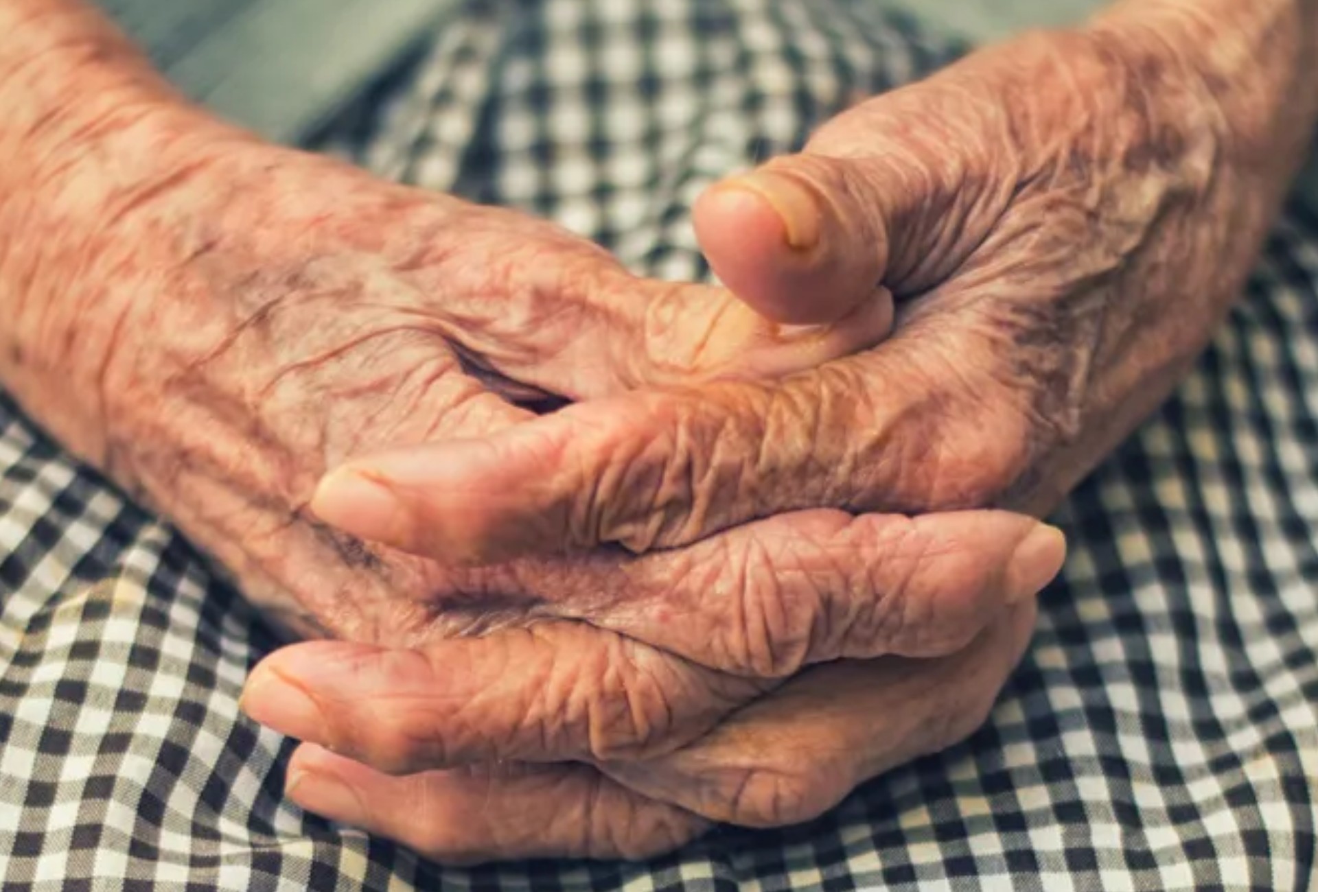 Idoso é encontrado com larvas no corpo e em situação grave; filha é investigada por maus-tratos