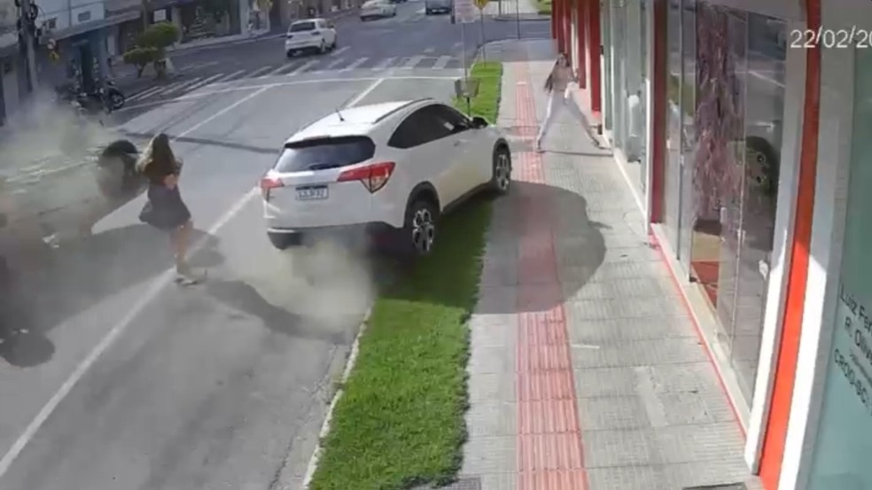 Mulher escapa de ser atingida por carro em SC; VÍDEO — Foto: @hc_noticias/Imagens cedidas
