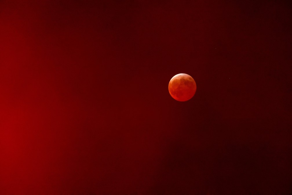 Lua cheia é vista durante um eclipse lunar a partir de Ciudad Juárez, México — Foto: Jose Luis Gonzalez/Reuters