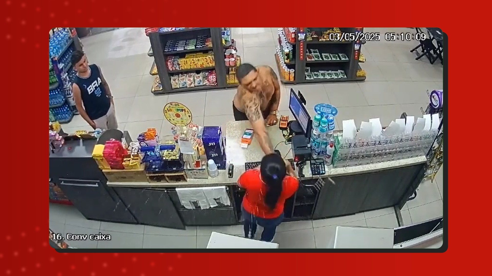 Homem se irrita e joga lata de cerveja na cara de funcionária em loja de conveniência de Manaus; VÍDEO