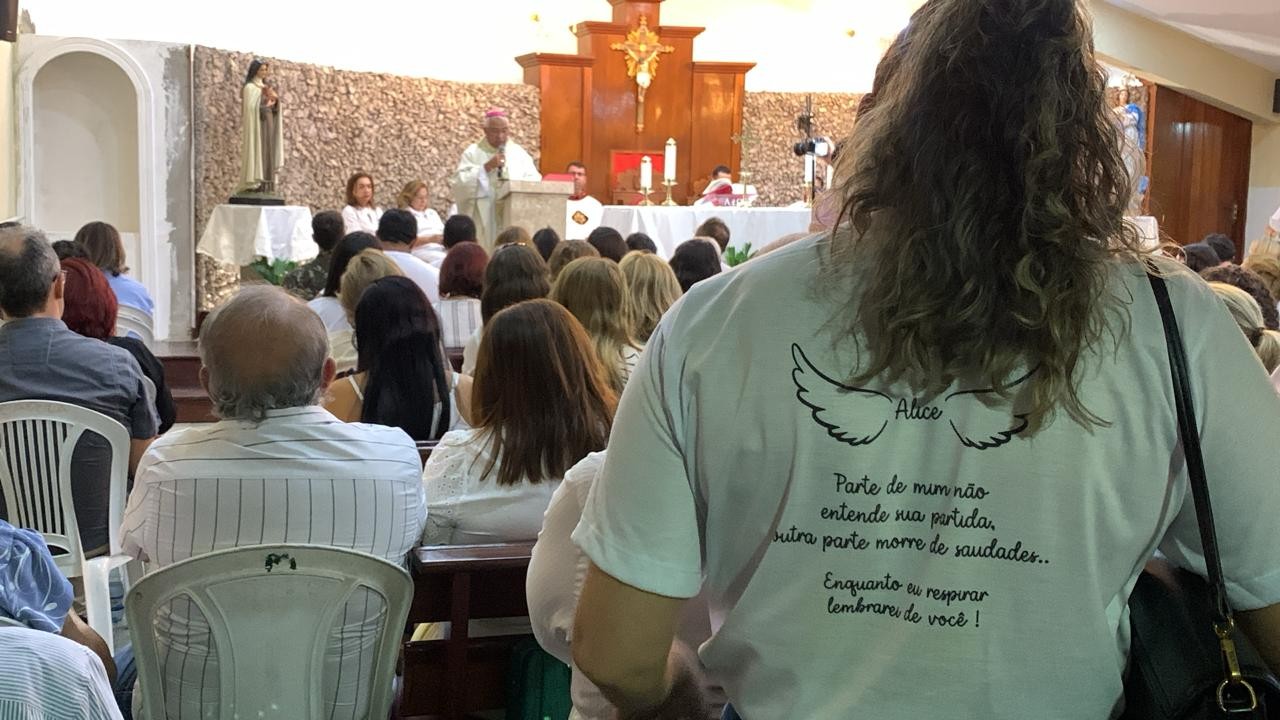 Familiares e amigos participam de missa de sétimo dia de Alice Brasil, que morreu em acidente na escola, em igreja de Teresina