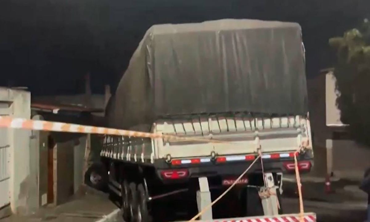 VÍDEO: carreta desgovernada desce ladeira e atinge três casas em Vitória da Conquista