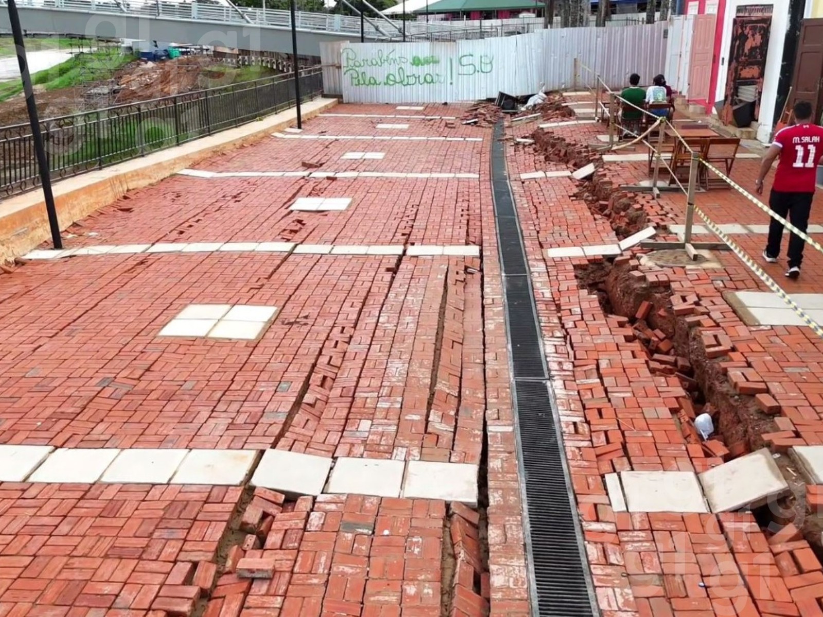 Rachaduras em área do Novo Mercado Velho avançam e área é interditada em Rio Branco