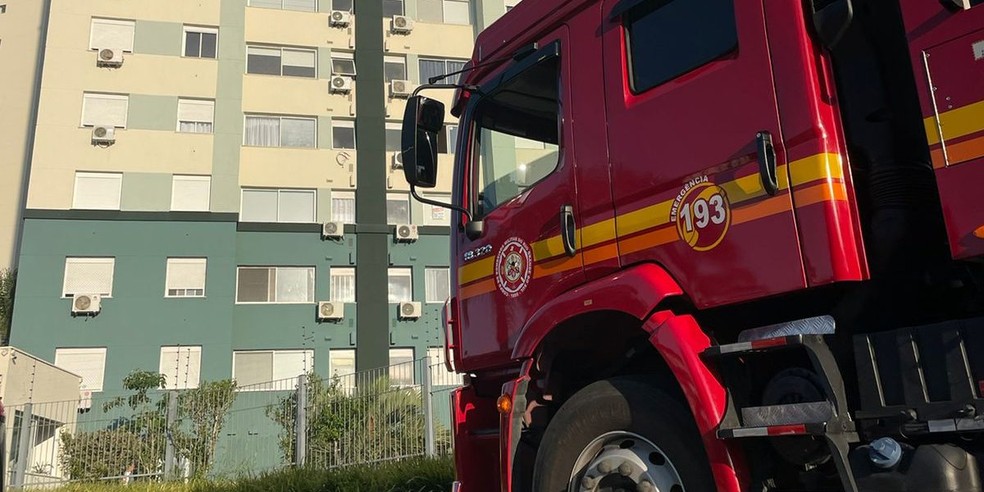 Explosão atingiu apartamento no 14º andar de prédio em Pelotas — Foto: Corpo de Bombeiros Militar/Divulgação