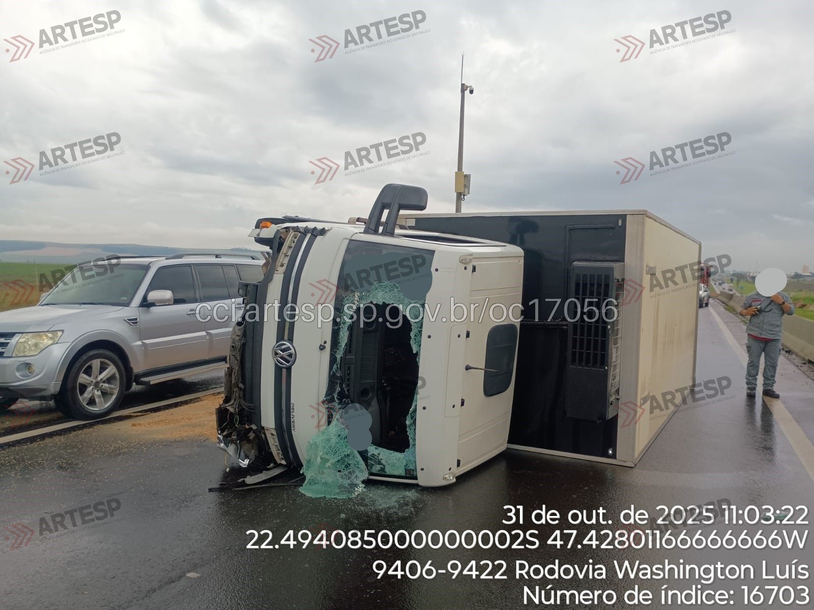 Caminhão tomba e deixa motorista ferido na Rodovia Washington Luís, em Cordeirópolis