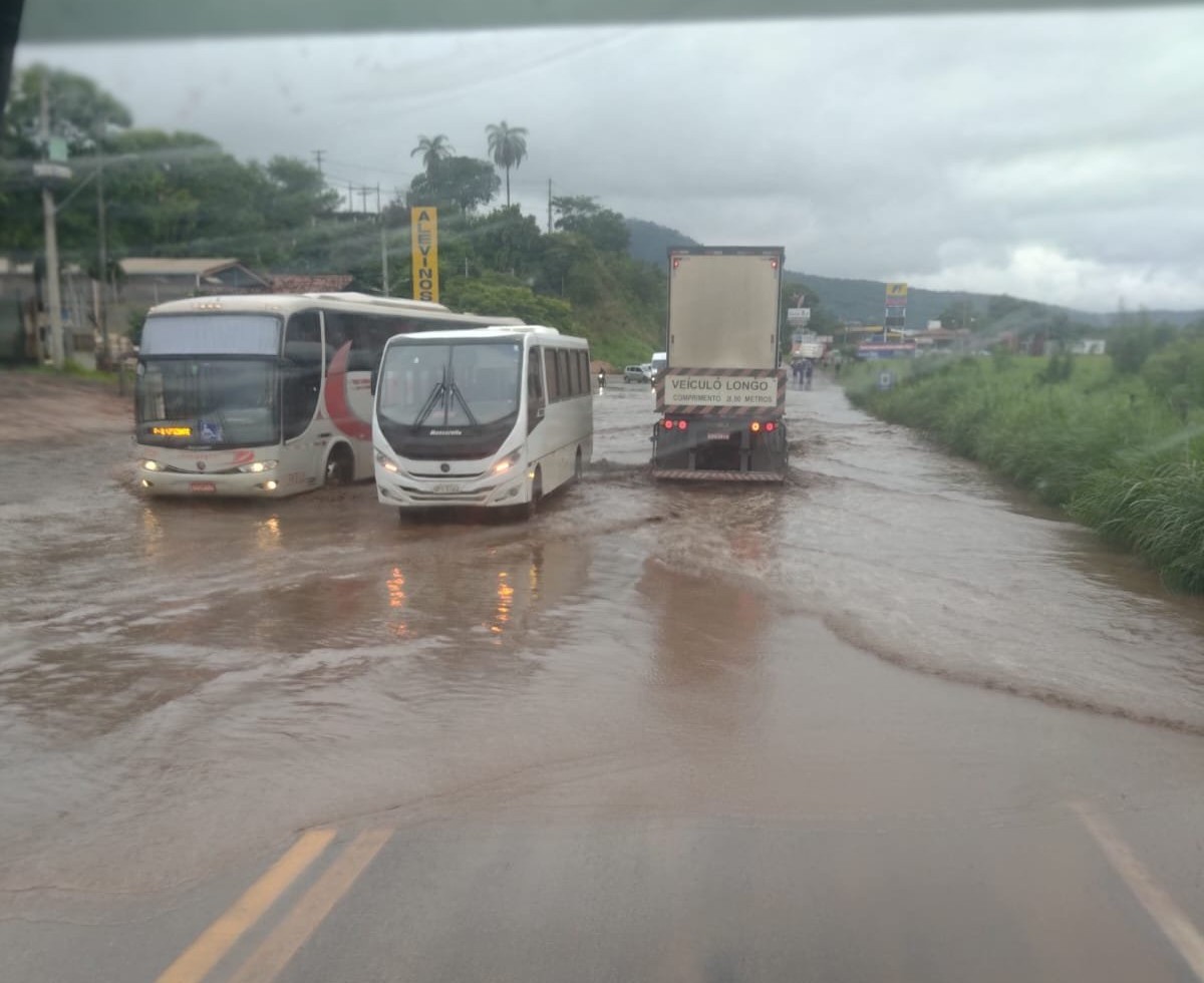 BR-381 é liberada após alagamento na pista em Sabará; congestionamento chegou a 15km