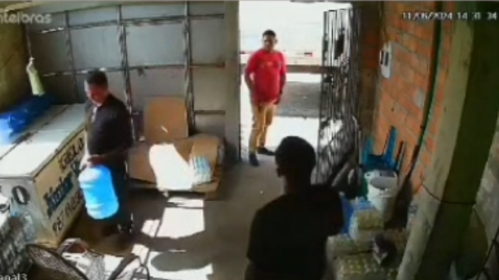Assaltantes invadem comércio de água e rendem todos os funcionários e clientes em Belém; VÍDEO