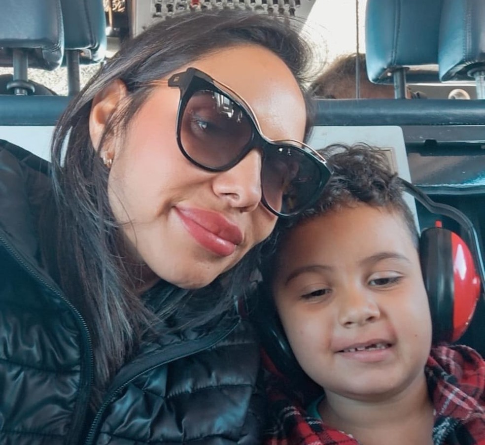 Luciana Borba e o filho Davi dentro da aeronave do Exrcito aps o resgate. — Foto: Arquivo Pessoal/Reproduo