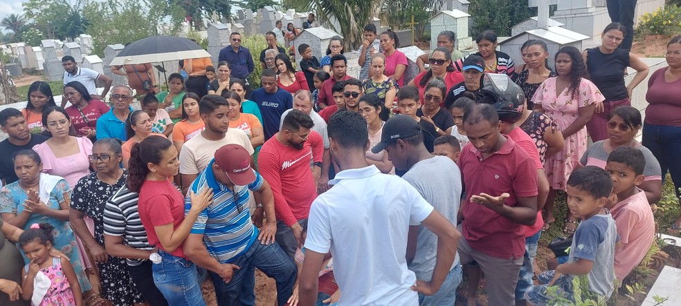 Corpo de menino morto após comer ovo de Páscoa é enterrado em Imperatriz, no MA — Foto: Diney Santos