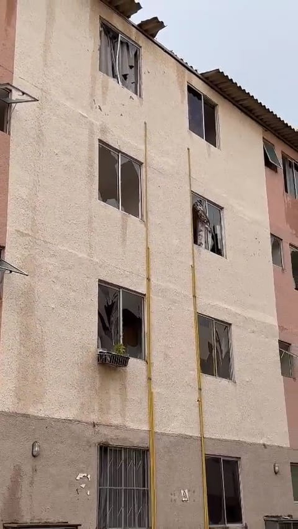 Apartamentos tiveram vidros quebrados durante temporal em Porto Velho — Foto: Armando Júnior/Rede Amazônica