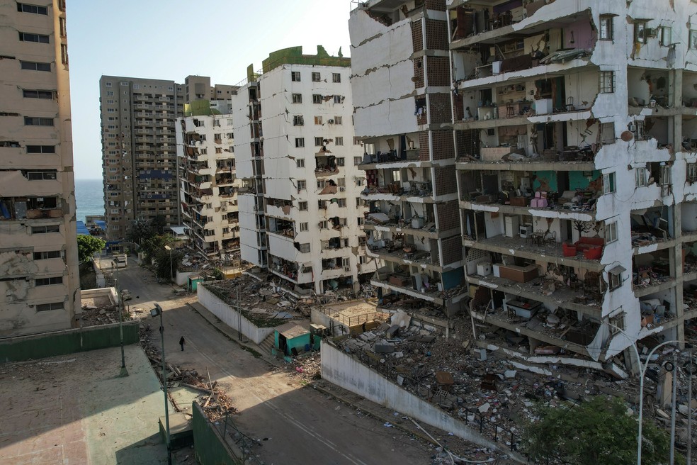 Prédios danificados pelos terremotos três dias após atingirem Catia La Mar, Venezuela. — Foto: Matías Delacroix/AP Photo