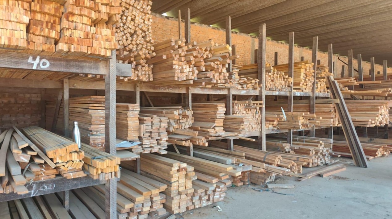 Polícia Ambiental apreende madeira irregular e multa pátio em R$ 6,8 mil em Tietê