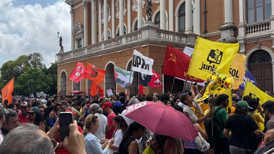 Manifestantes realizam ato contra PEC da Blindagem e PL da Anistia em Belém - O grupo se concentrou em frente ao Theatro da Paz, na Praça da República, por volta das 9h. Está previsto um ato musical com a participação de artistas paraenses.