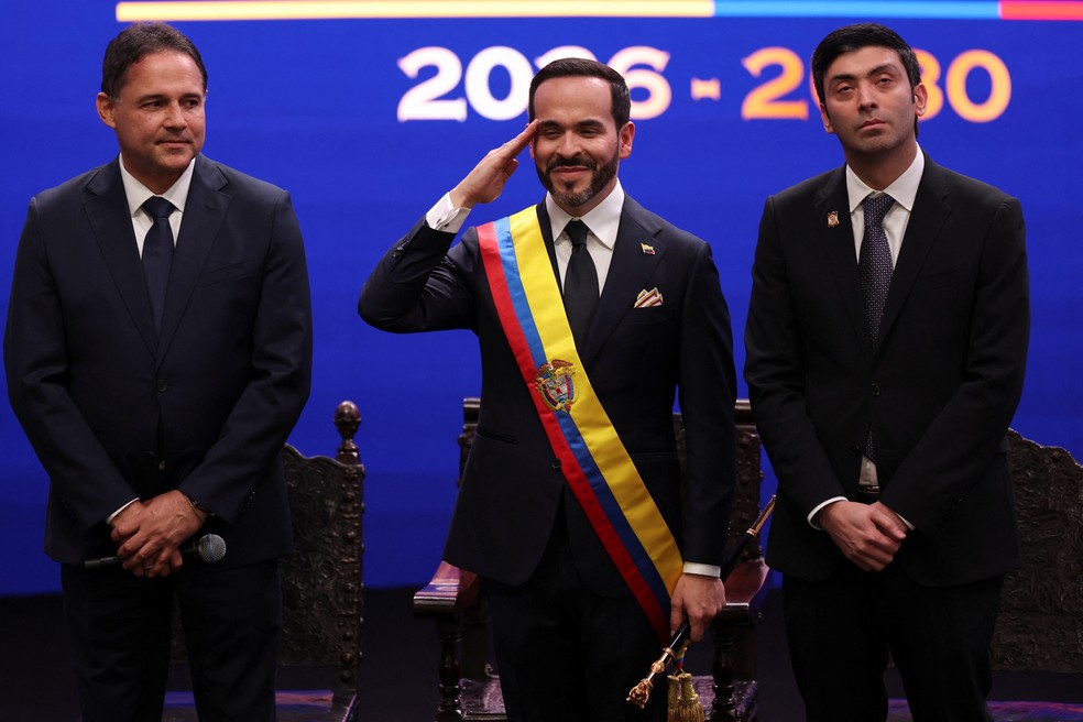 Abelardo De La Espriella gesticula após tomar posse como novo presidente do país durante a cerimônia de posse, em Cali, Colômbia, em 7 de agosto de 2026 — Foto: REUTERS/Luisa Gonzalez