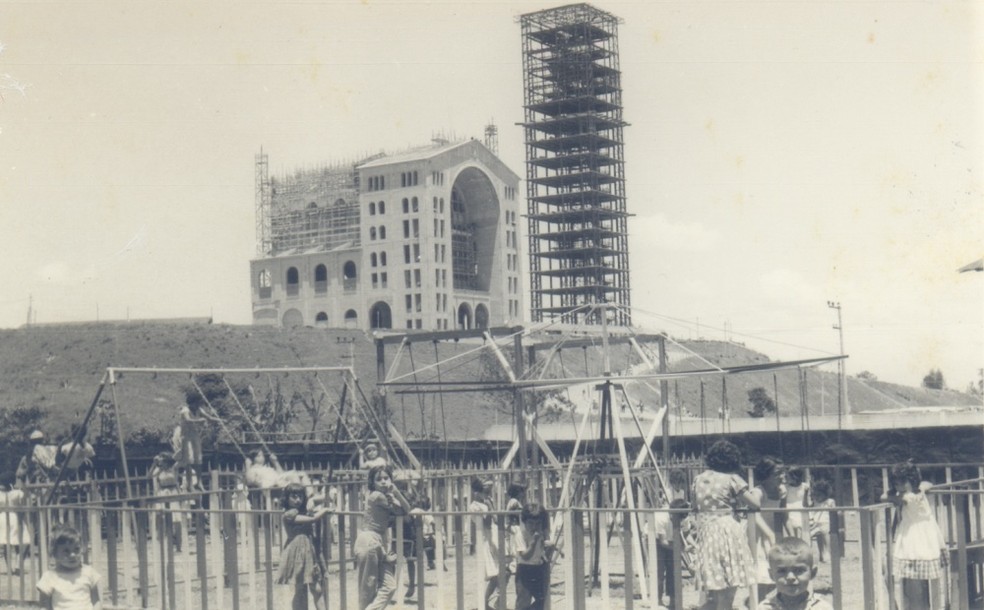 Foto antiga mostra constru��o da torre Bras�lia no Santu�rio Nacional de Aparecida � Foto: Arquivo/ Santu�rio Nacional de Aparecida
