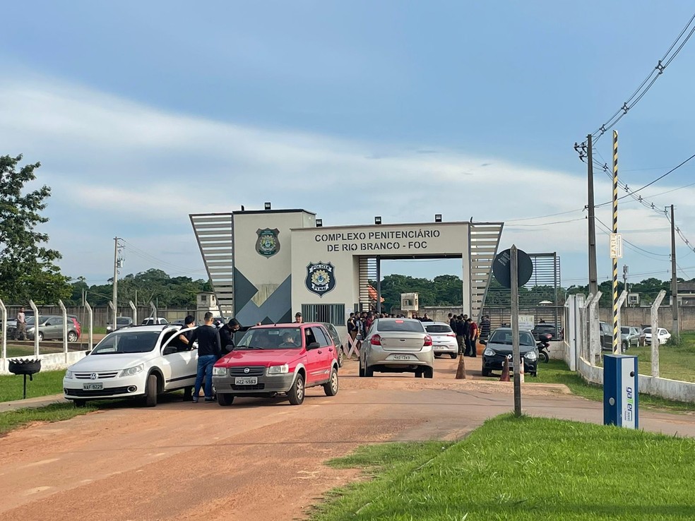 Familiares chegam em presídio de Rio Branco e são informados que visitas seguem suspensas — Foto: Ana Paula Xavier/Rede Amazônica