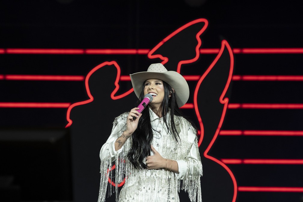 Ana Castela se emociona ao cantar pela primeira vez no palco principal da Festa do Peão de Barretos — Foto: Ricardo Nasi/g1