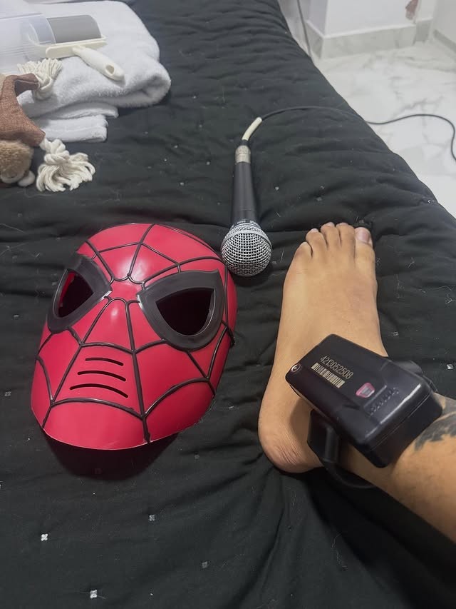 Oruam posta foto com tornozeleira eletrônica após sair da prisão