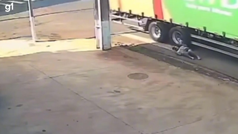 Motociclista é arrastada por caminhão e se salva após rolar no asfalto — Foto: Reprodução