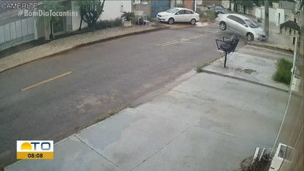 Vídeo mostra momento em que criança de 11 anos bate carro em poste