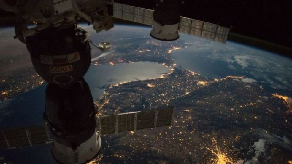 O sol nasce e se põe 16 vezes a cada 24 horas sobre a Estação Espacial Internacional, durante sua órbita da Terra a cerca de 27.570 km/h — Foto: GETTY IMAGES