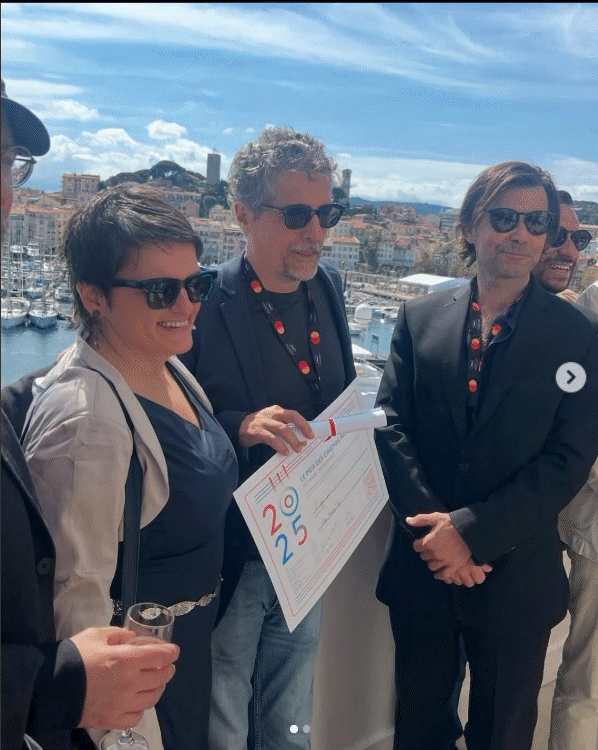 Kleber Mendonça Filho posta foto com diploma de melhor diretor em Cannes após vitória com 'O Agente Secreto'