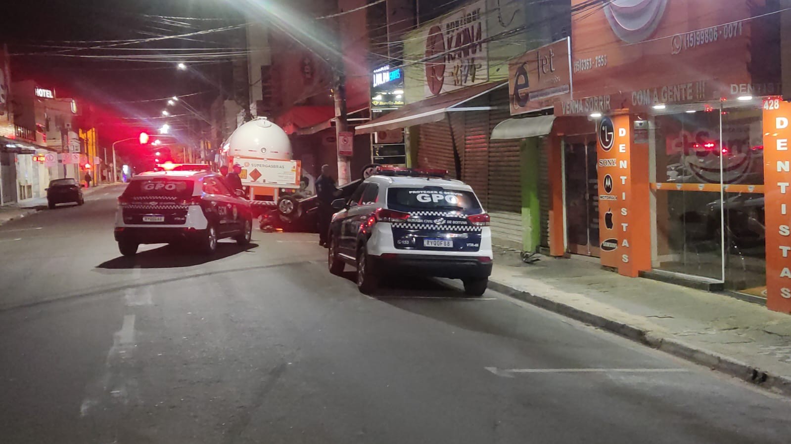 Carro capota e atinge loja no Centro de Boituva