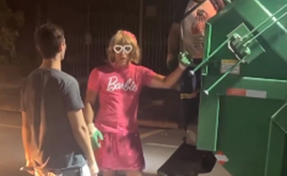 Edmar, coletor de lixo de Novo Horizonte (SP), se vestiu de Barbie para trabalhar — Foto: Arquivo pessoal