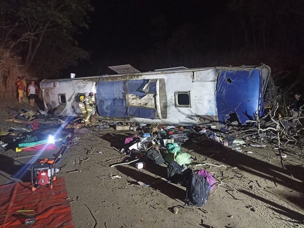 Ônibus tombou na BR-251, em Salinas — Foto: Corpo de Bombeiros/Divulgação