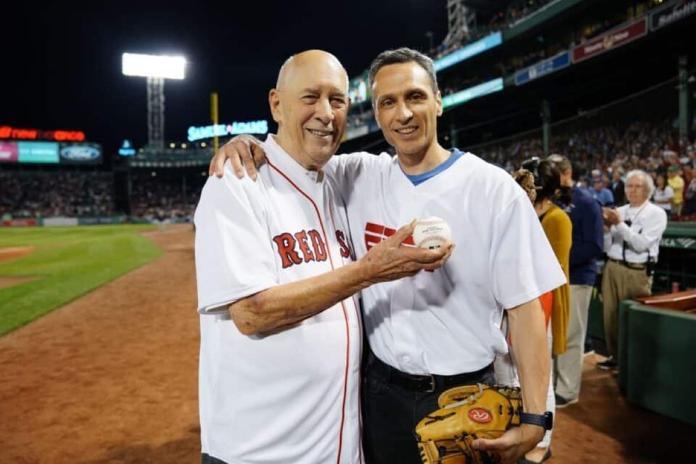 Bill Rasmussen, à esquerda, e Jimmy Pitaro antes de um jogo do sunday Night Baseball. — Foto: Joe Faraoni/ESPN