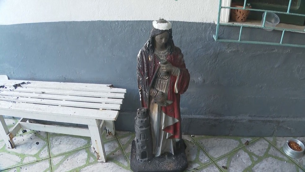 Imagem de Santa Bárbara permaneceu inteira após incêndio, coberta apenas por fuligem — Foto: Reprodução/TV Bahia