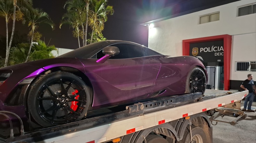 McLaren de Deolane chega à sede da Deic em Campinas — Foto: Pedro Torres/EPTV