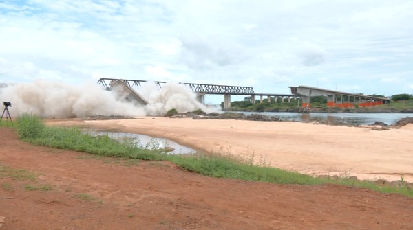 Ponte é implodida entre o Tocantins e o Maranhão — Foto: Reprodução/TV Anhanguera