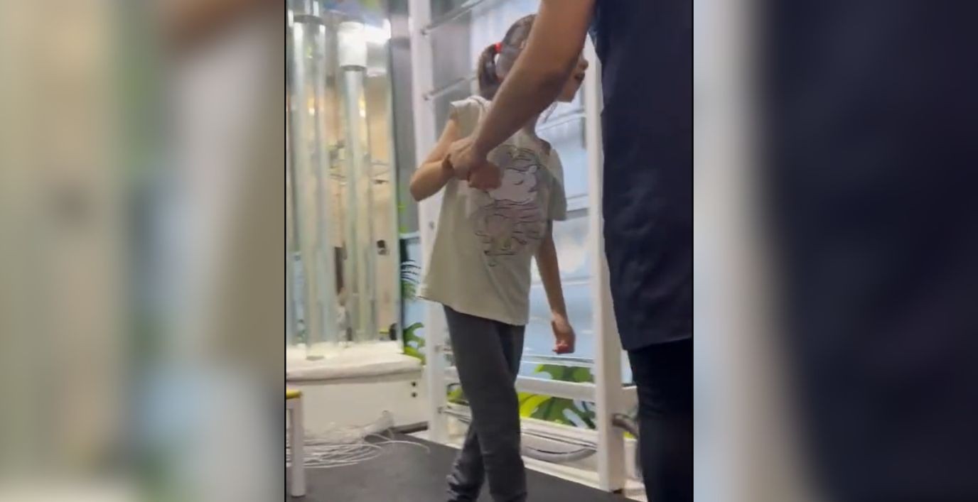 Superação infantil: menina com paralisia cerebral dá primeiros passos após diagnóstico difícil​‌​