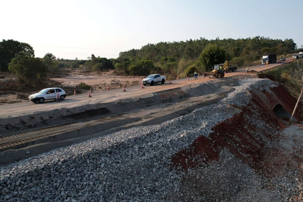 BR-163 é liberada 10 dias após barragem de condomínio de luxo romper e destruir via em MS