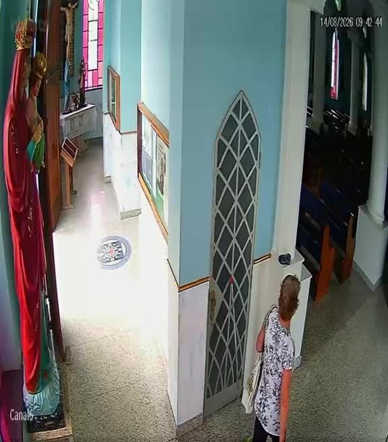 Mulher é gravada jogando fezes dentro de igreja em Ibiúna, em SP