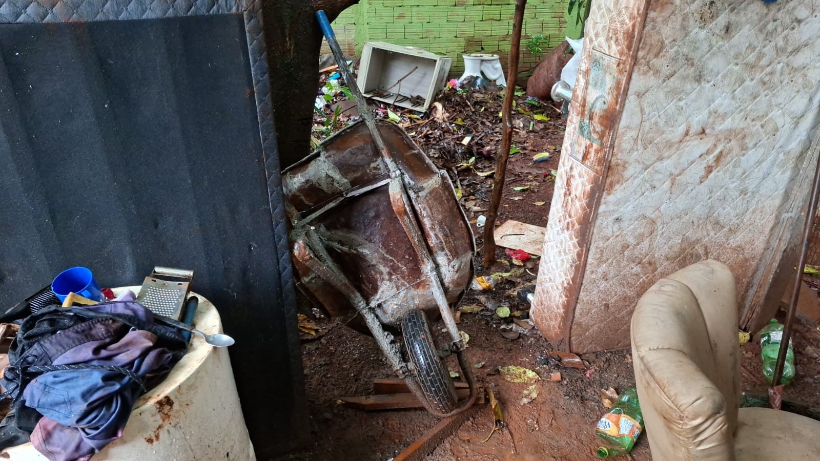 Mulher encontrada desacordada dentro de saco de cal ingeriu material tóxico e sofreu ferimentos