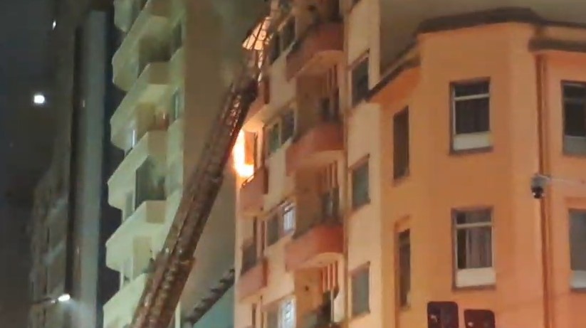 Incêndio atinge apartamento na Avenida João, Centro de SP