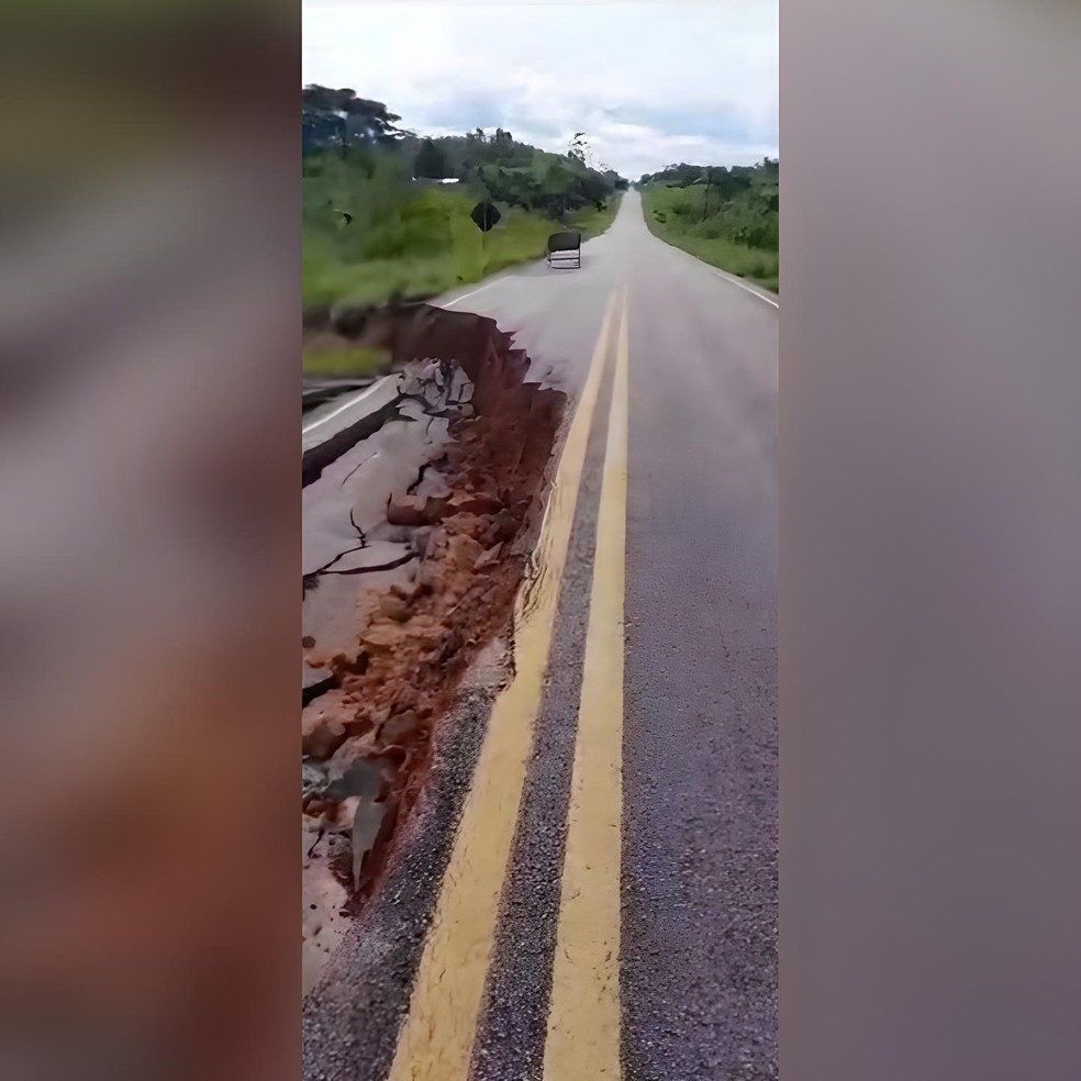 Desmoronamento ocorreu em trecho da BR-364 próximo à Comunidade do Boto — Foto: Reprodução