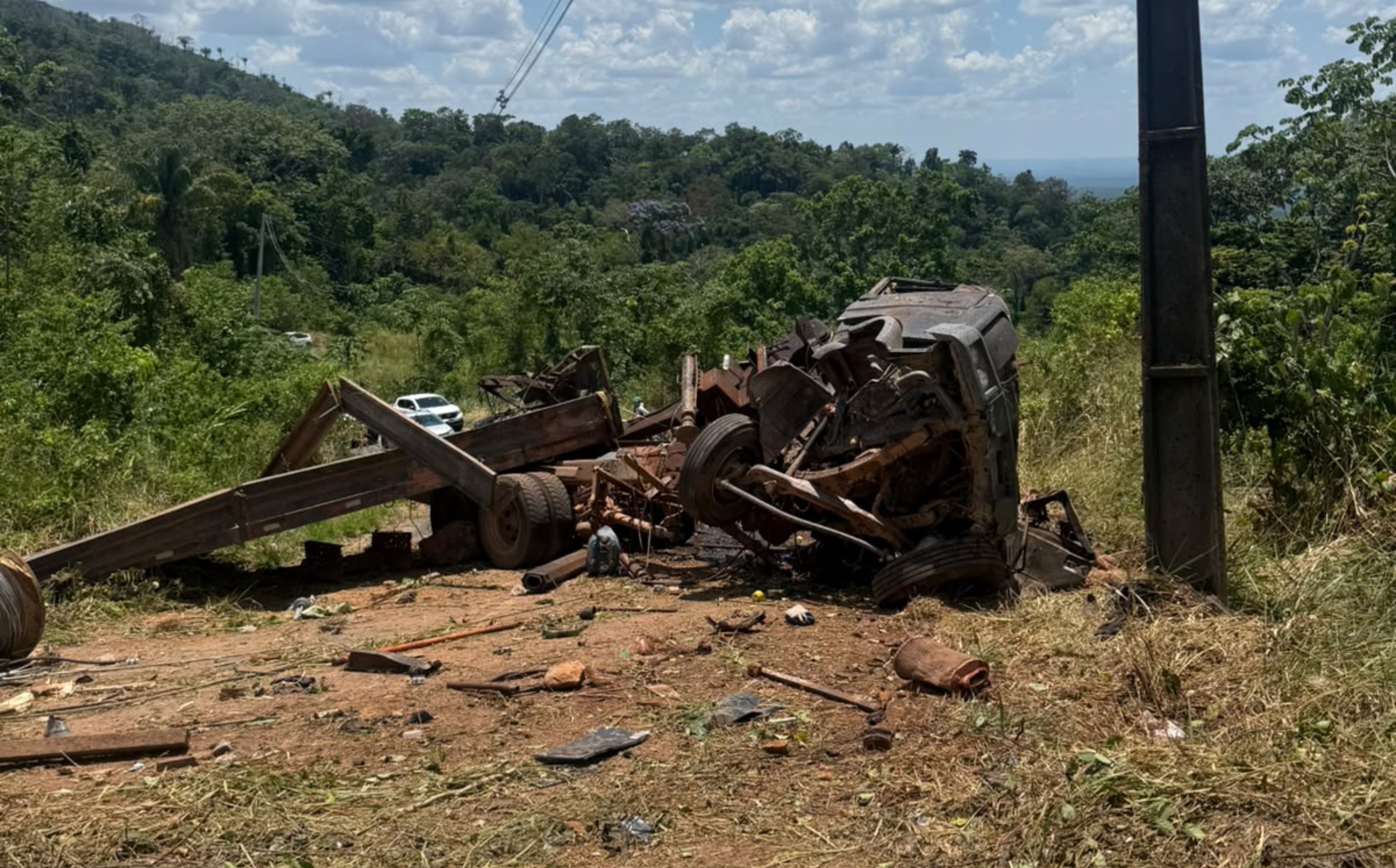 Dois homens morrem após caminhão tombar ao tentar subir ladeira na Serra do Tepequém