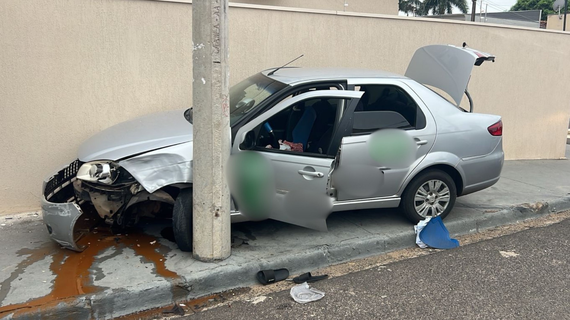 Homens roubam carro de aplicativo, batem durante fuga e são presos no interior de SP